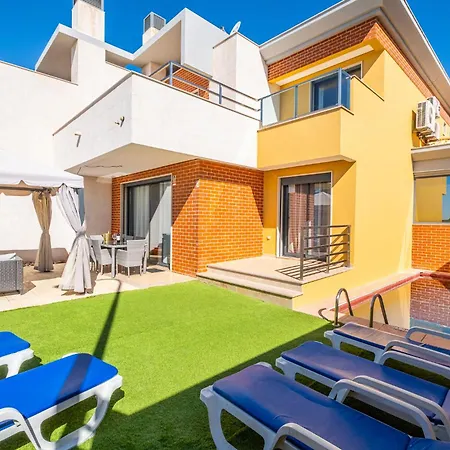 Cozy With Pool And Barbecue