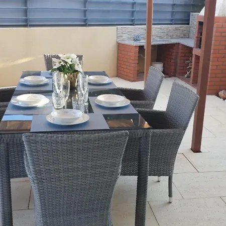 Vakantiehuis Cozy With Pool And Barbecue