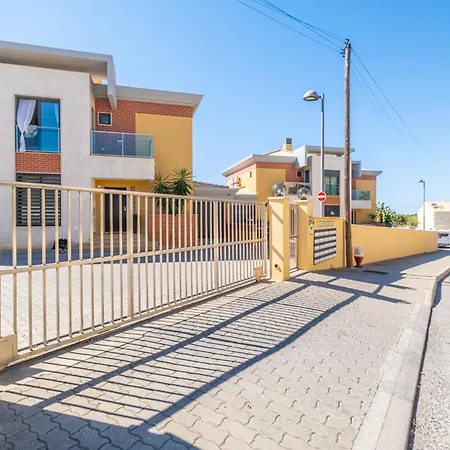 Cozy With Pool And Barbecue Vakantiehuis