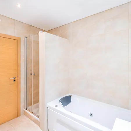 Cozy With Pool And Barbecue