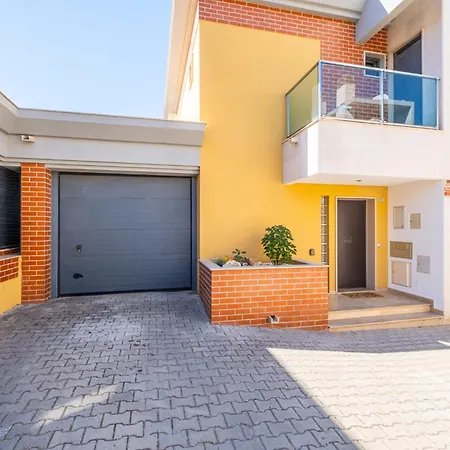 Cozy With Pool And Barbecue