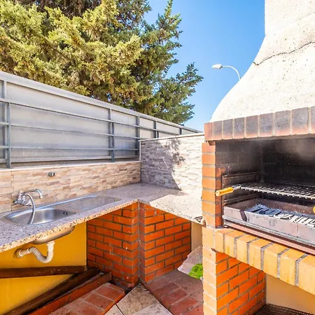 Cozy With Pool And Barbecue Ferienhaus